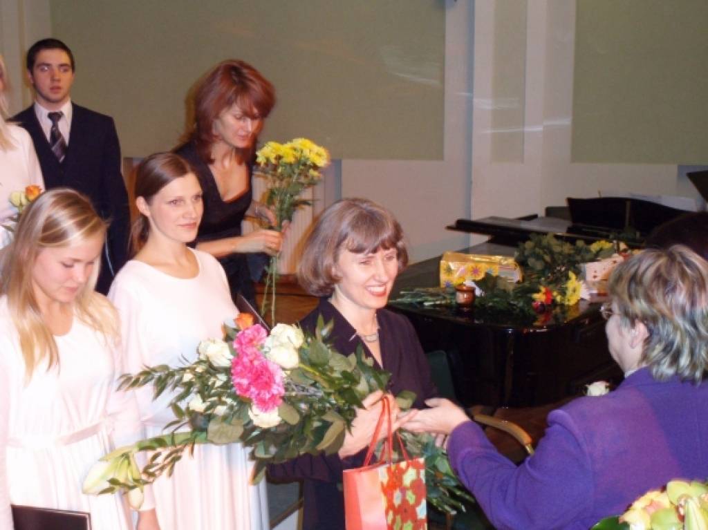 Ziedus saņem kora Intis diriģente Ilze Valce
Autors: Jānis Goldbergs