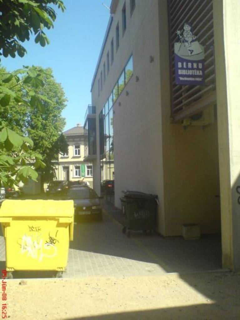 lai ieietu bērnu bibliotēkā, jātiek garām trim gružkastēm. labi, tā viena mazā vēl nebūtu nekas - konfekšu papīru izmest. Bet tās divas lielās... Nu, atvainojiet.
Autors: Ilze Vainovska