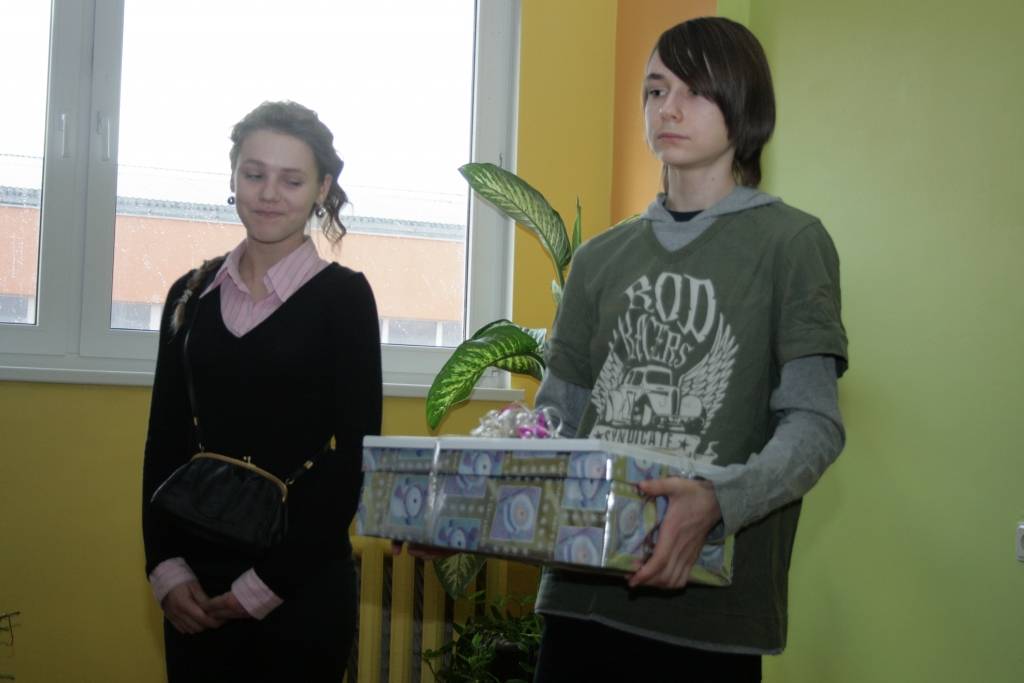 Šodien Ziemassvētku pasākumā priecājās Liepājas reģionālās slimnīcas Bērnu nodaļas pacienti un darbinieki. Mazos slimniekus priecēja deju grupas “Mazā pantera” dejotājas, pirmsskolas izglītības iestādes “Rūķītis” ansamblītis Ināras...
Autors: Uldis Dobelis