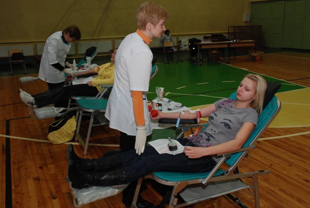 Pirmdien, 22. decembrī, no pulksten 10 līdz 13.30 Grobiņas ģimnāzijas sporta zālē norisinājās Latvijas Sarkanā Krusta Liepājas komitejas un Valsts Asinsdonoru centra (VADC) akcija 