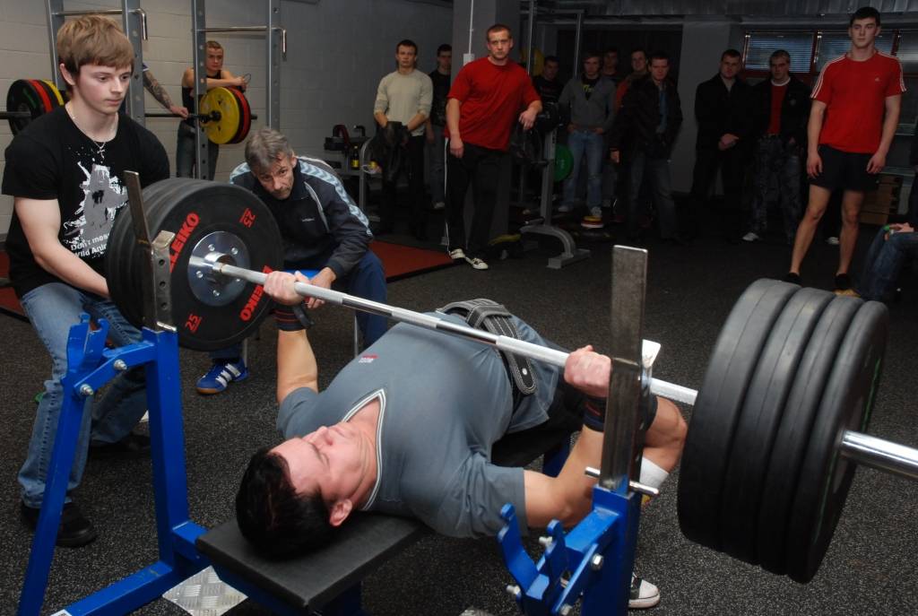 Šodien, 20. decembrī, Liepājas Olimpiskā centra fitnesa zālē notiek Liepājas atklātais čempionāts svara stieņa spiešanā guļus. Tajā piedalās Liepājas spēkavīri, kā arī sportisti no Bunkas, Aizputes, Daugavpils un Vaiņodes. Par rezultātiem...
Autors: Uldis Dobelis