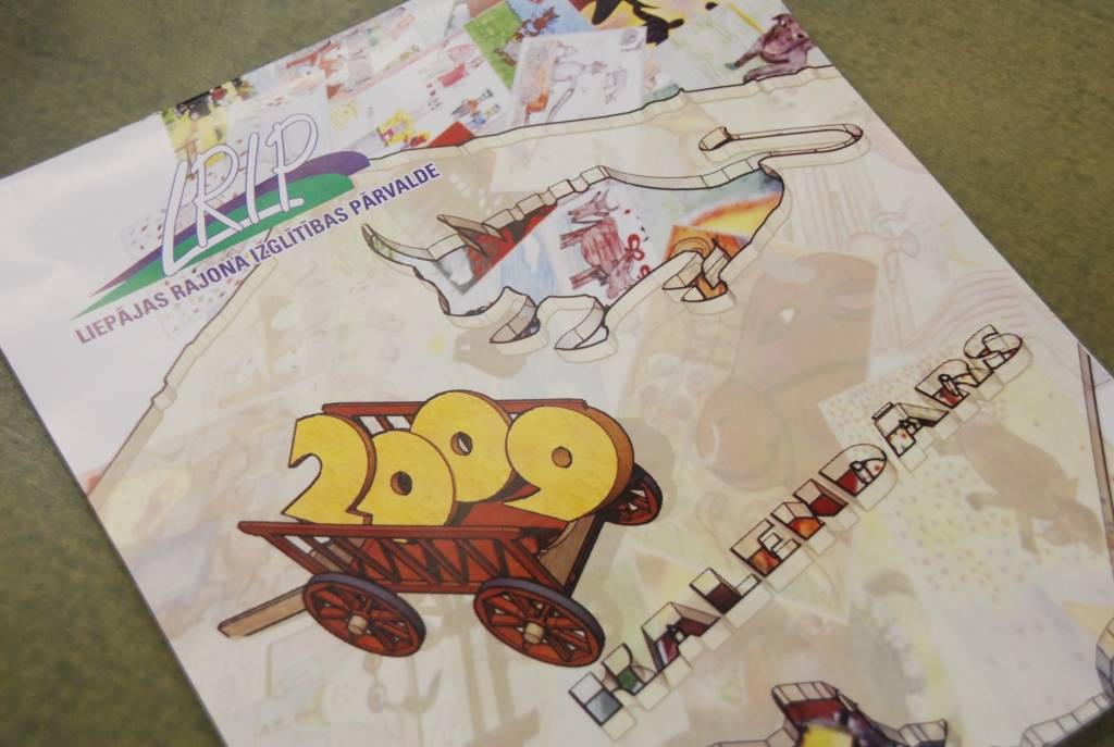 Pirmo reizi turot kalendāru rokās, jaunie mākslinieki ar interesi meklēja, kurā lapā publicēts viņu darbs. Liepājā tirdzniecības namā “Kurzeme” otrdien tikās tie Liepājas rajona skolēni, kuru radošie darbi iekļauti 2009. gada kalendārā....
Autors: Iluta Dreimane