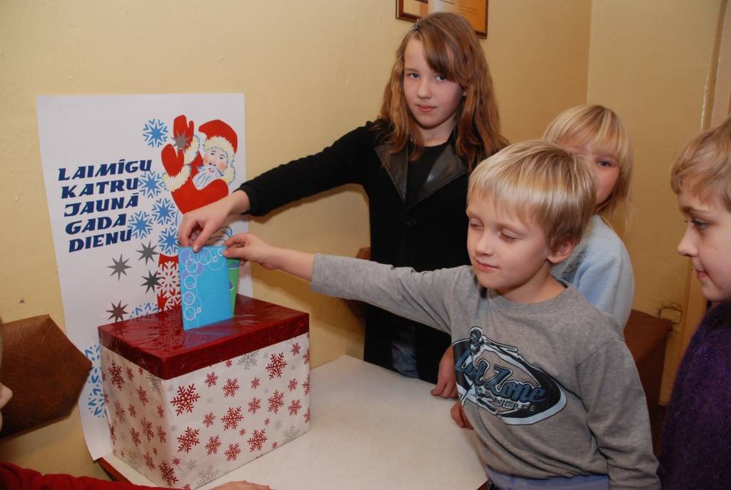 Vēl tikai viena diena Otaņķu pagasta Rudes pamatskolas audzēkņus šķir no Ziemassvētku vecīša, saldumu paciņas, liecības un brīvlaika.  “Ziemassvētku vecītis ir! Viņu rādīja televīzijā, TV3 ziņās. Tikai es neticu, ka viņš atlido pa gaisu ar...
Autors: Anita Kantāne