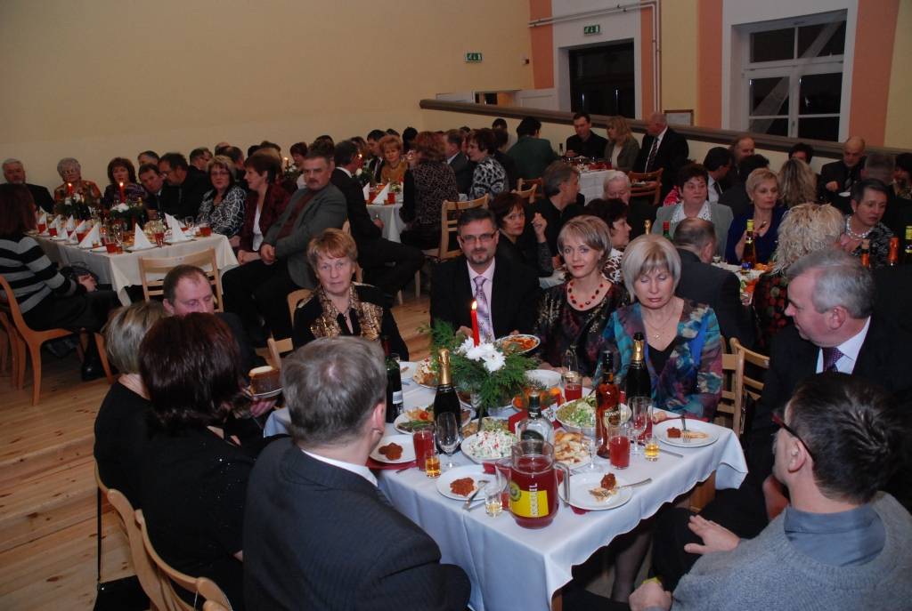 Kazdangas Kultūras, izglītības un tūrisma informācijas centra zālē uz Ziemassvētku balli piektdienas vakarā pulcējās Liepājas rajona padomes darbinieki un visu pagastu pašvaldību deputāti. Svētku noskaņā ik pa brīdim skanēja vārds:...