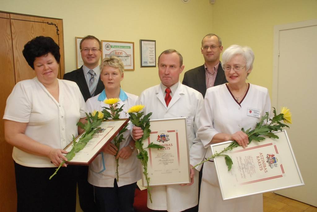 Šorīt Liepājas reģionālajā slimnīcā Veselības ministrijas Atzinības rakstus par pašaizliedzīgu darbu pasniedza Internās medicīnas bloka virsārstam Jānim Ceikam, Ķirurģijas bloka un neatliekamās medicīniskās palīdzības dienesta virsmāsai...
Autors: Ilze Vainovska