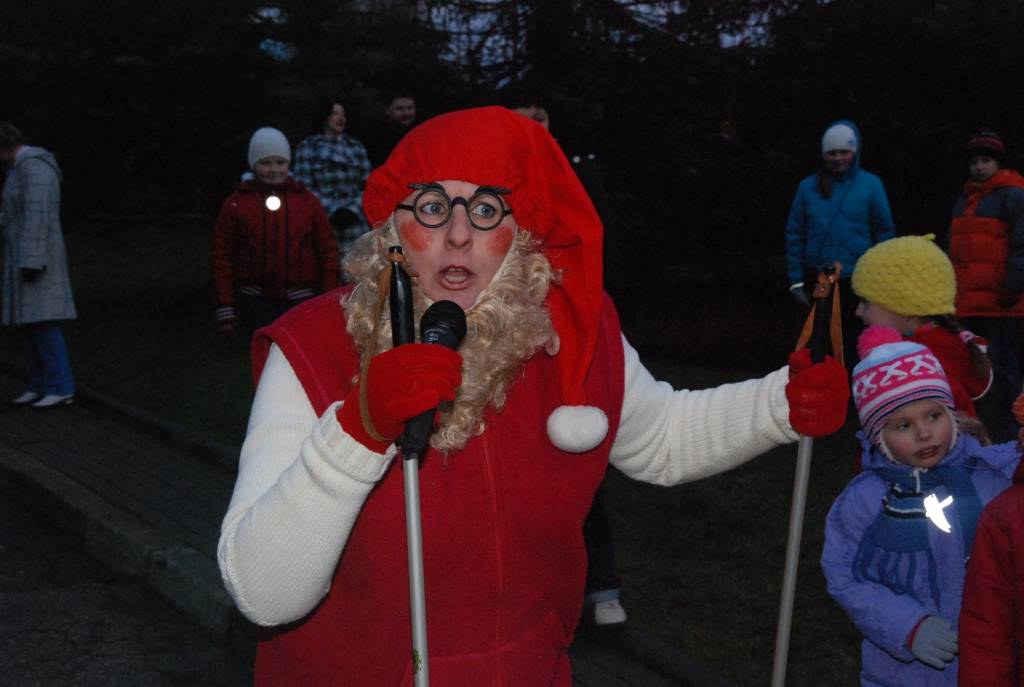 Lai maziem bērniem būtu interesantāk un svētku eglei tiktu lielāks gods, Nīcas pagasts turpmāk rotās nevis vienu no četrām lielajām eglēm, kas aug pie pagasta padomes, bet vienu, speciāli cirstu un atvestu. Rūķim kopā ar bērniem izdevās...