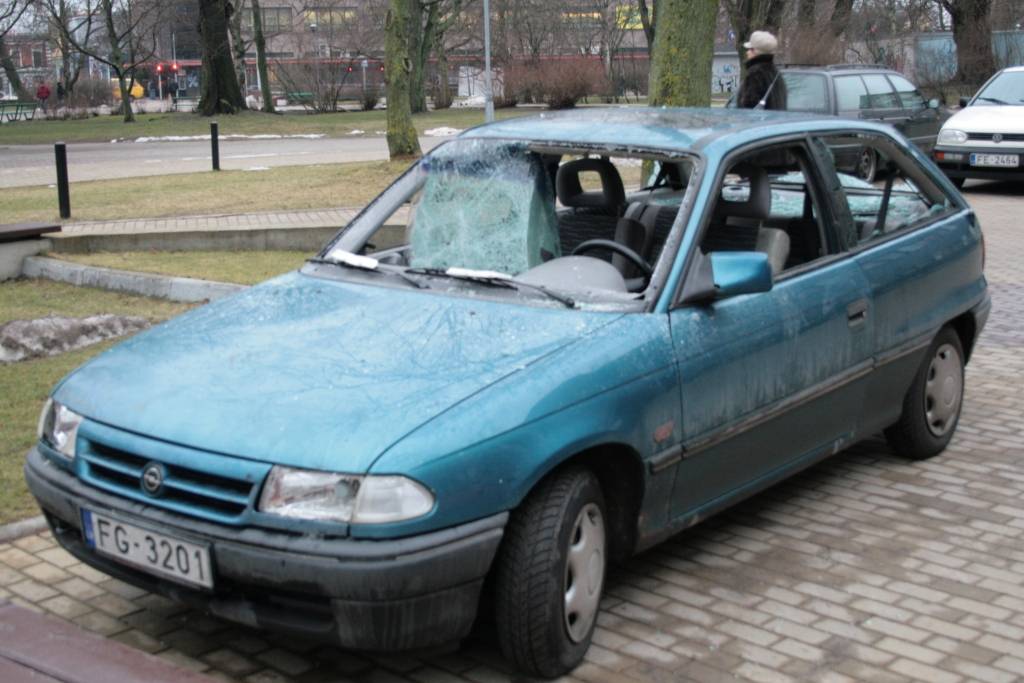 30. janvāra naktī pamatīgi sadauzītas divas automašīnas Graudu ielā (skat. attēlos). Pēc pusnakts policija saņēmusi ziņojumu, ka Smilšu ielā automašīnai 