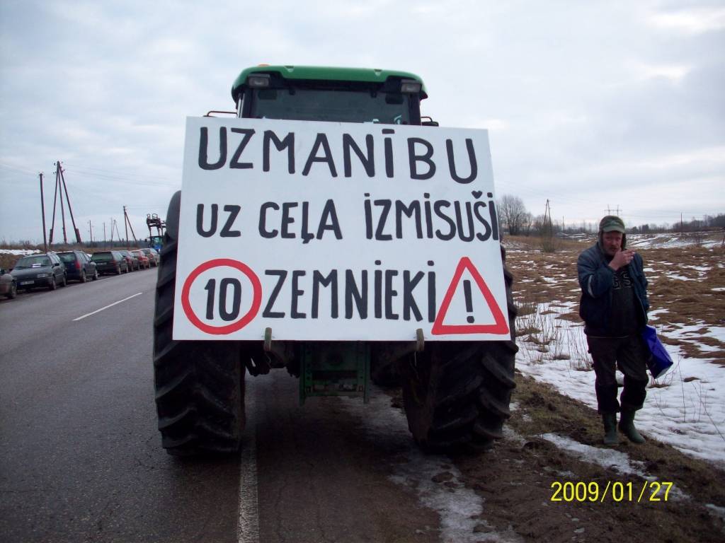 Jau rakstījām, ka vakar visā Latvijā tostarp Liepājas rajonā zemnieki rīkoja protesta akcijas par pašreizējo valdības politiku. Dažas liecības no protesta akcijas varat skatīt caur Agritas Šēnbergas fotoobjektīvu. 
Autors: Jānis Goldbergs