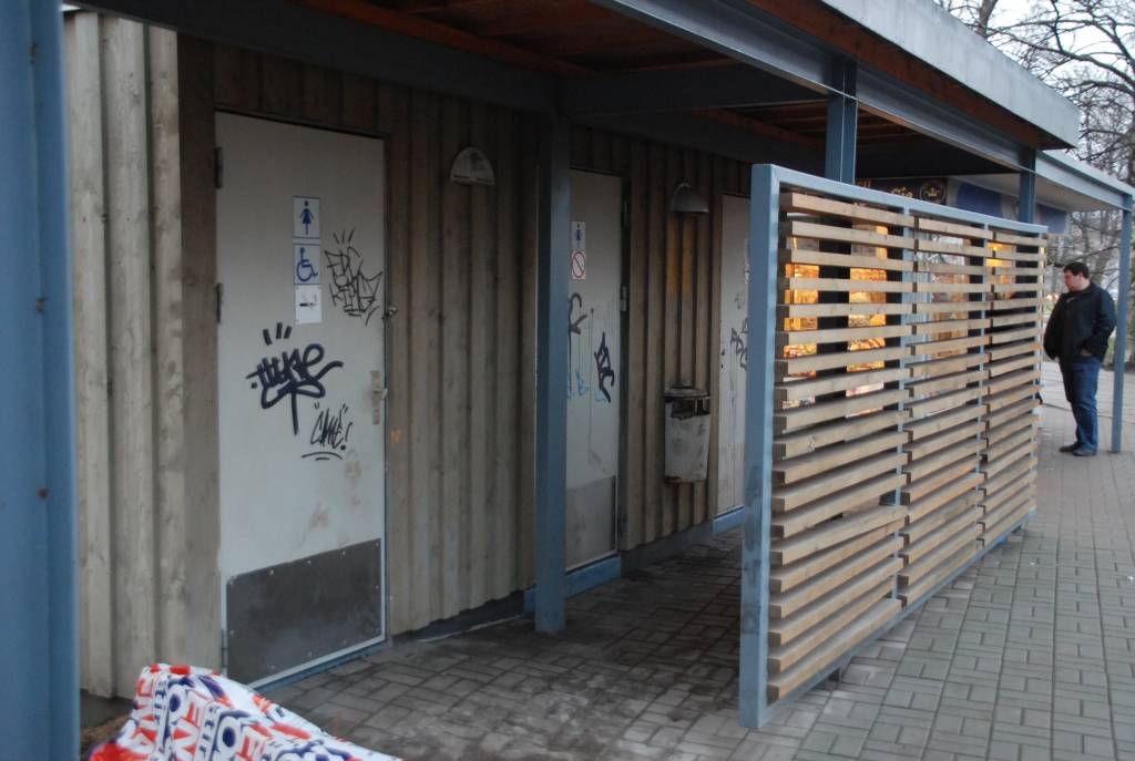 Liepājas centra maksas tualetei atkal būs kasieris, kuram tagad tiek izbūvēta darba telpa. Pieredze liecina, ka cilvēki posta un lauž tualetes, ja neredz tuvumā darbinieku, kas viņiem varētu aizrādīt, stāsta 