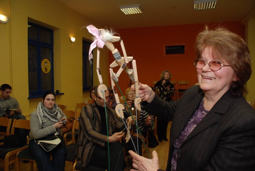 Liepājas Leļļu teātra aktieri savā divdesmit gadu jubilejas reizē apguva jaunas zināšanas un dalījās pieredzē ar kolēģiem.
Vakarā suminājumus saņēma ne tikai teātra kolektīvs, bet arī tā direktors Rihards Belte, kuram šonedēļ apritēja 60...
Autors: Sarmīte Štrausa