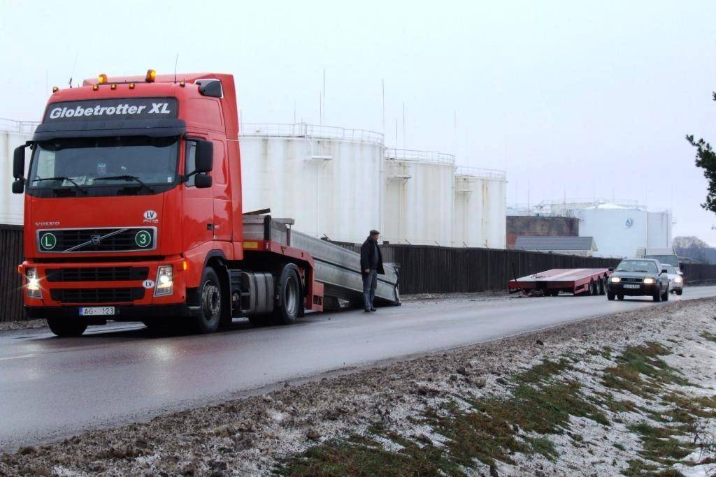Sestdien ap pulksten 12 Pulvera ielā smagās automašīnas, kura veda dzelzsbetona blokus, piekabe sadalījusies divās daļās. 
Autors: Jānis Goldbergs