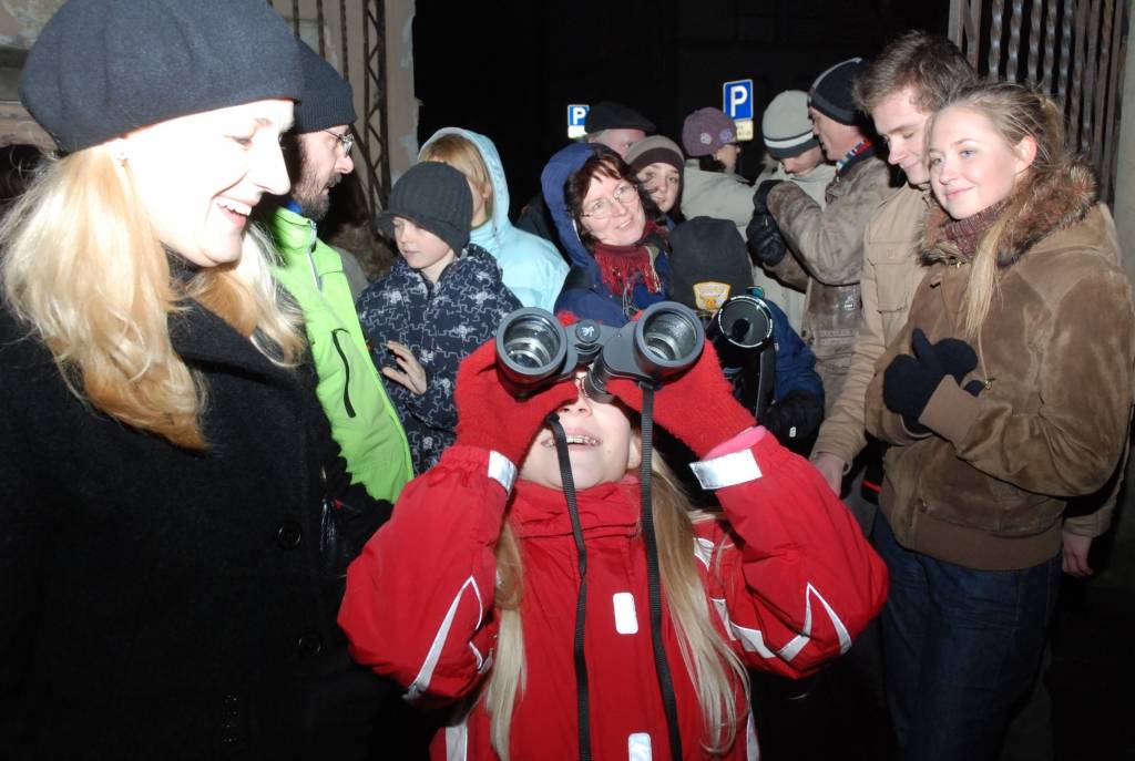 Piektdienas, 9. janvāra, vakarā Liepājas 1. ģimnāzijas pagalmā prāvs bariņš interesentu teleskopā aplūkoja mēnesi. Tāds balts aplis ar punktiņiem, portālam atzina kāda liepājniece, kura pirms mirkļa bija izmantojusi lielisko iespēju uzmest...
Autors: Uldis Dobelis