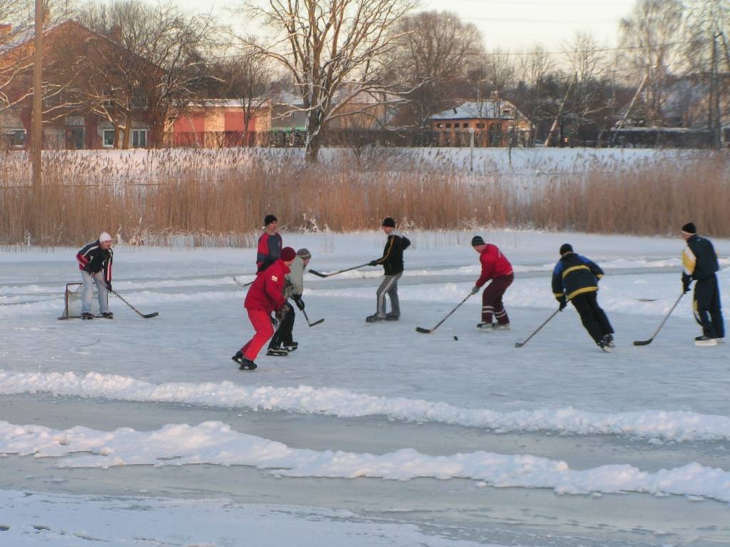 Brīvdienās, kas Liepājas rajonā tāpat kā visā Latvijā atnāca ar sniegu un salu, daudzi steidzās baudīt ziemas priekus. Bērniem īpašu sajūsmu sagādāja braukšana ar ragaviņām un šļūkšana no kalniņa ar dažādiem zem dibena novietojamiem...
Autors: Iluta Dreimane