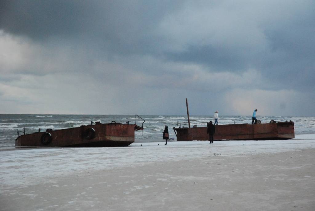 Jau vairāk nekā nedēļu Liepājas pludmalē iedzīvotāji vēro divus milzu dzelzs plostus, kas pērnā gada nogalē izskaloti krastā. Visticamāk pēc Jaungada brīvdienām atbildīgie sāks domāt kurp aizvākt milzu metāllūžņus, bet pagaidām garāmgājēji...
Autors: Uldis Dobelis