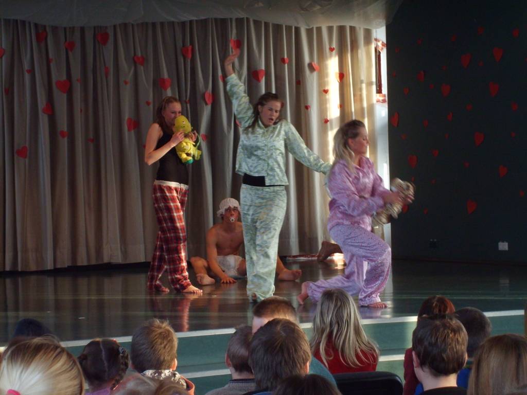 Pagājušās nedēļas nogalē Grobiņā, Grobiņas pagastā un Vaiņodē uzstājās Norvēģijas mūsdienu deju grupa “Ilūzijas”. Visās trijās vietās pēc izrādes grupas dalībnieki vadīja meistarklasi, kurā mācīja savas dejas. Liepājas rajona Skolēnu...
Autors: Uldis Dobelis