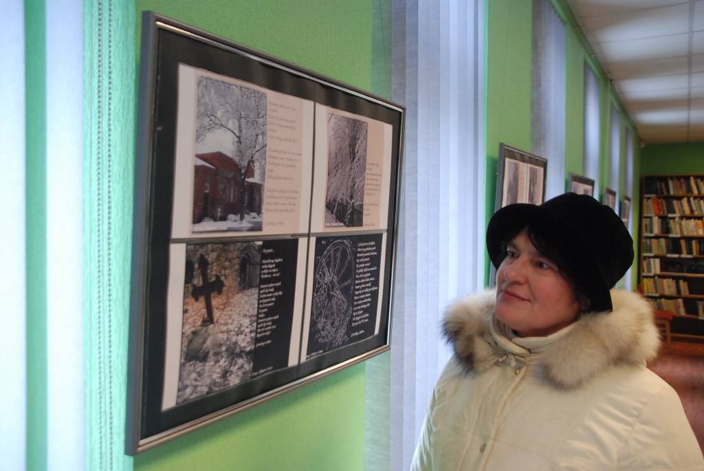 Līdz nākamās nedēļas sākumam Aizputes bibliotēkā var paspēt apskatīt fotodzejas izstādi “Sarmoti ziedi”. Tajā redzams aizputnieka Elmāra Līņa un siguldietes Gundegas Salnas kopdarbs. 
Autors: Iluta Dreimane