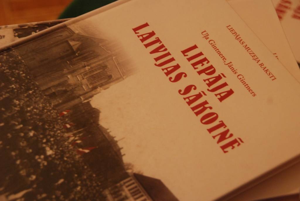 Liepājas muzeja speciālistu Uļas un Jāņa Gintneru vairāku gadu pētījumi par šīs pilsētas lomu Latvijas valsts dibināšanā apkopoti grāmatā “Liepāja Latvijas sākotnē”, par kuru šodien, 12. februārī Liepājas muzejā publikai stāstīja paši...
Autors: Sarmīte Štrausa