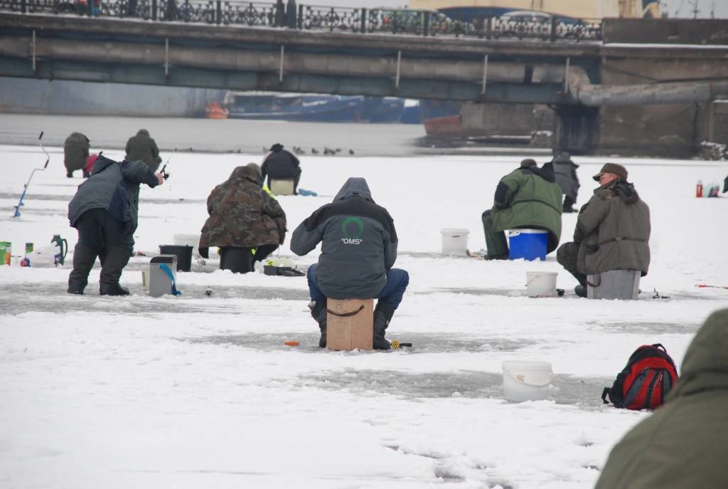 Šodien 6. februārī uz Liepājas kanāla ledus vēl aizvien drūzmējās zemledus makšķernieki, lai arī temperatūra jau pacēlusies divus grādus virs nulles. Ledus esot 15 centimetru biezs, apgalvo makšķernieki un nemaz negrasās beigt savu...
Autors: Jānis Goldbergs