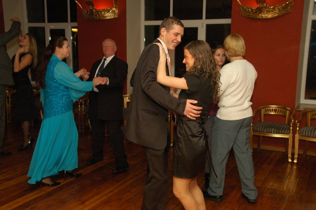 31. janvārī Liepājas viesnīcā “Fontaine Royal” notika Šlāgerballe. Tajā spēlēja duets Normunds Kalniņš un Jānis Lemežis.

Portāls novēroja, ka cilvēkiem viesnīcā bija daudz vietas, kur izdejoties. Viesnīcas pārstāvis Jānis Enkuzēns stāsta,...
Autors: Uldis Dobelis