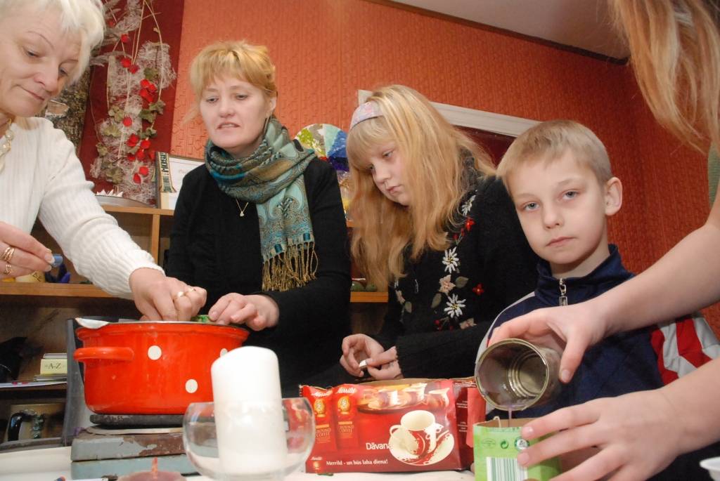 Sveču dienā, 2. februārī, jālej un jādedzina sveces, šo tradīciju jaunajai paaudzei atgādināja daudzbērnu ģimeņu biedrība „Dzērvīte”. 

„Dzērvītē” pirmā tikšanās jaunajā gadā notika sveču dienas priekšvakarā. Grobiņas radošā kluba „Efeja”...
Autors: Anita Kantāne