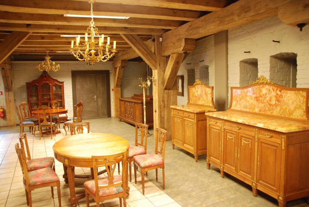 Nesen atvērtajā “SIA Galerija Māja” apmeklētāji var apsēsties ar zīdu tapsētajos krēslos un pieskarties senatnīgas lustras stikla piekariņiem. Lauku muižiņu vai vecpilsētas plašo un augsto griestu dzīvokļu īpašnieki galerijā var atrast...
Autors: Sarmīte Štrausa