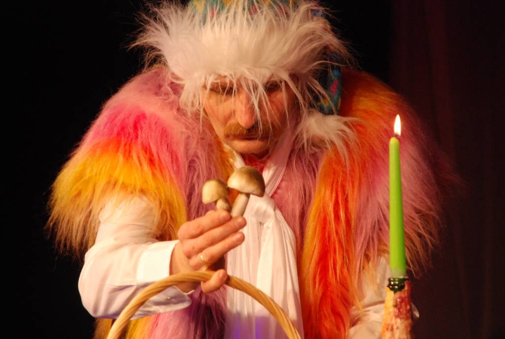 Kaleidoskopiskā raibumā skatītāju acu priekšā aizzibēja trešā amatierteātra festivāla “Te un nekur citur” sešas izrādes. Lietuvieši, igauņi, čehi, limbažnieki, kuldīdznieki un saldenieki bija atveduši pašu labāko no sava repertuāra....
Autors: Sarmīte Štrausa