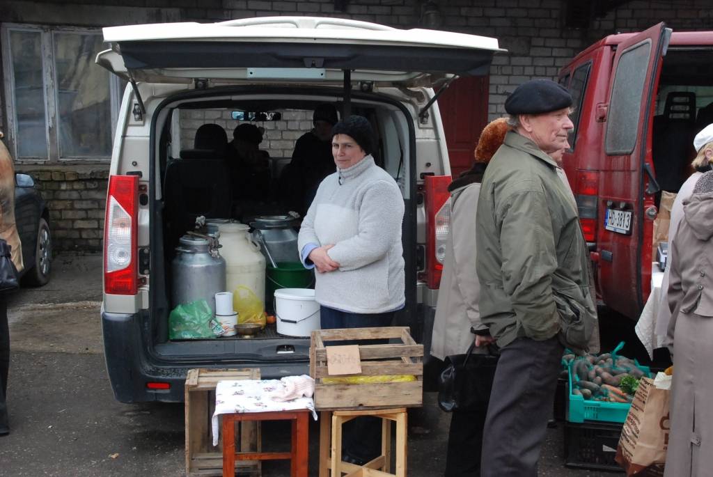 Sestdien Liepājā, Krūmu ielā 14, vērās vārti lauku produktu tirdziņam. “Atbalstīt zemniekus vajag,” saka kāda kundze, steidzot pēc rucavnieces Olgas Dūrējas ceptās maizes. 
“Laikam esmu nogulējusi, vajadzēja nākt agrāk,” konstatē cita,...
Autors: Anita Platace