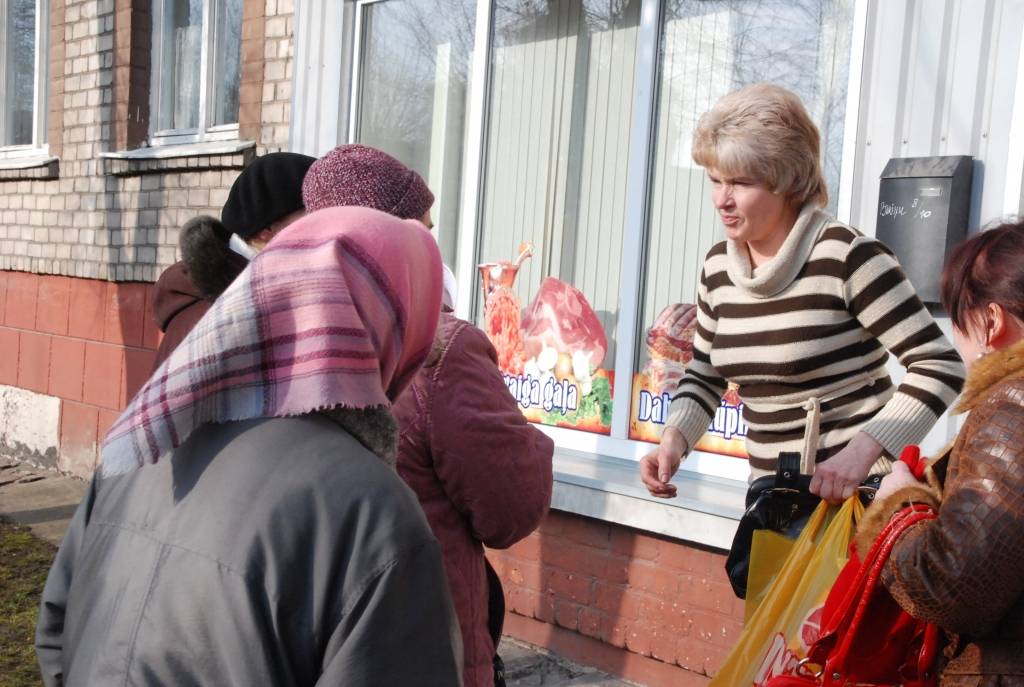 Lauku piens, svaiga gaļa, mājas kūpinājumi ir produkti, ko lauksaimnieku Meļķu ģimene no Kalētu pagasta piedāvā jaunatvērtajā veikalā Vecliepājā „Mazais skārnis”.
Autors: Jānis Goldbergs