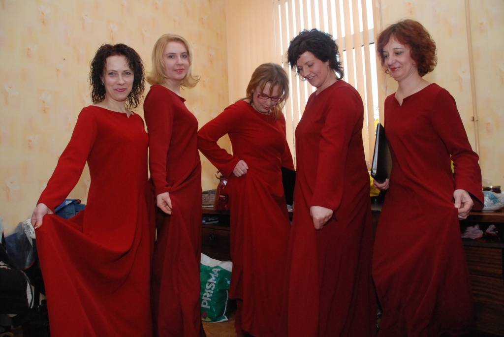 Gaidot pavasari un iepriecinot daiļās dāmas, Sieviešu dienas priekšvakarā Durbē izskanējis pašdarbnieku koncerts. Sadziedājās Durbes sieviešu un vīru koris, muzicēja jaunie pianisti no Aizputes mūzikas skolas un Kazdangas pūtēju orķestris. 
Autors: Iluta Dreimane