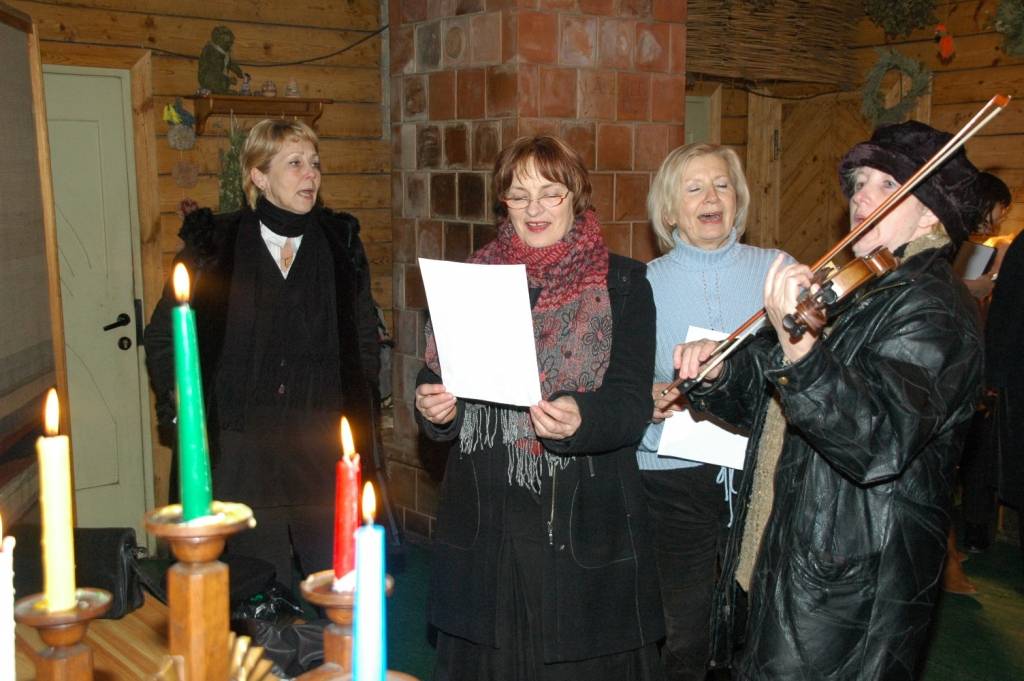 Laikā starp Meteņiem un Lielo dienu folkloras centrā “Namīns” uz balsu ievingrināšanu ceturtdienas vakaros pulksten 17.30 aicina Liepājas folkloras kopas.

Pirmajā nodarbībā ceturtdienas vakarā “Namīnā” sanāca dziedātājas no folkloras...
Autors: Sarmīte Štrausa