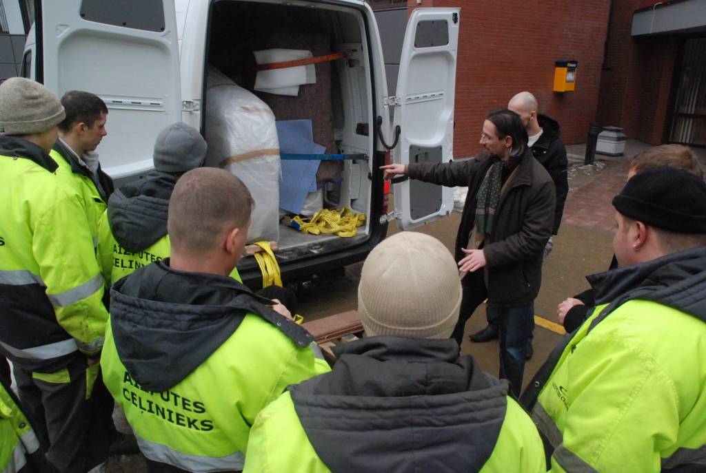 Šorīt, 4. martā, uz Liepāju lietuviešu uzņēmuma “Piano LT” pārstāvji atgādājuši itāļu firmas “Fazioli” un vācu firmas “Schimmel” flīģeļus, kurus izmantos Pianisma zvaigžņu festivāla laikā. 

Gandrīz tonnu smagos instrumentus palīdzēja...
Autors: Iluta Dreimane