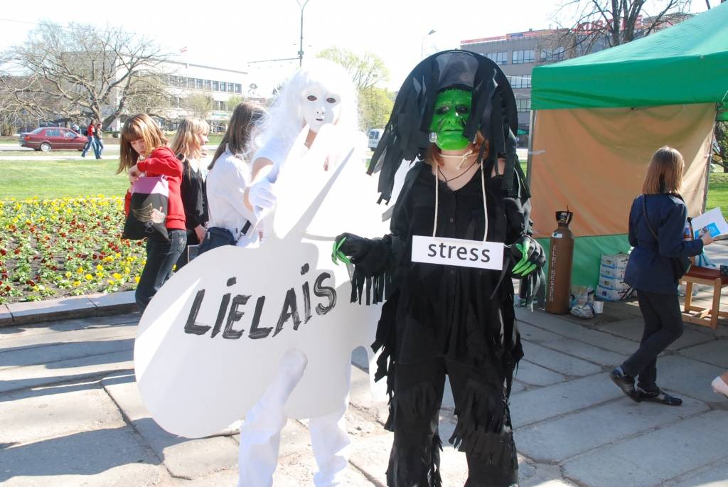 Šodien, 29. aprīlī, kas visā Eiropā jau pekto gadu tiek atzīmēta kā Imunoliģijas diena, liepājniekiem bija iespēja laukumā pie Liepājas Universitātes noklausīties lekciju par imunoloģijas jautājumiem, iemācīties nūjot, uzzināt dažādas...
Autors: 