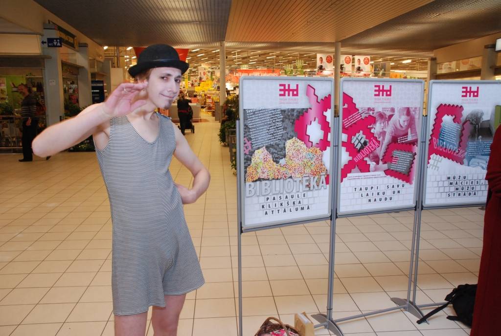 Šodien, 28. aprīlī, Liepājā tirdzniecības centrā “Ostmala” Kārļa Zāles laukumā 8 atklāja Latvijas publisko bibliotēku attīstības projekta “Trešais tēva dēls” ceļojošo izstādi “Pasaule klikšķa attālumā”. 

Izstādi Liepājā ikviens...
Autors: Iluta Dreimane