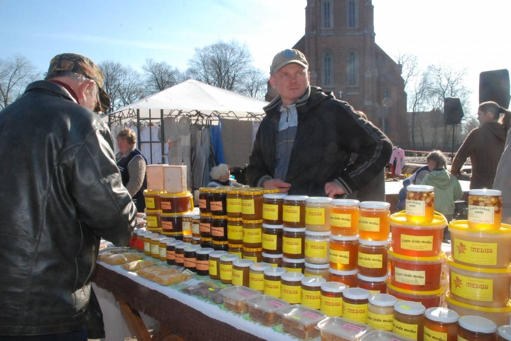 Liels tirgotāju un apmeklētāju pieplūdums šorīt, sestdienā, ir Pētertirgū un tā apkārtnē, kur izpleties Jurģu gadatirgus. Ja gribat ņemt līdzi mazus bērnus, lieciet labāk mugursomā - ar ratiem pūlī būs grūti. Tradicionālo preču klāstu, kur...
Autors: Ilze Vainovska