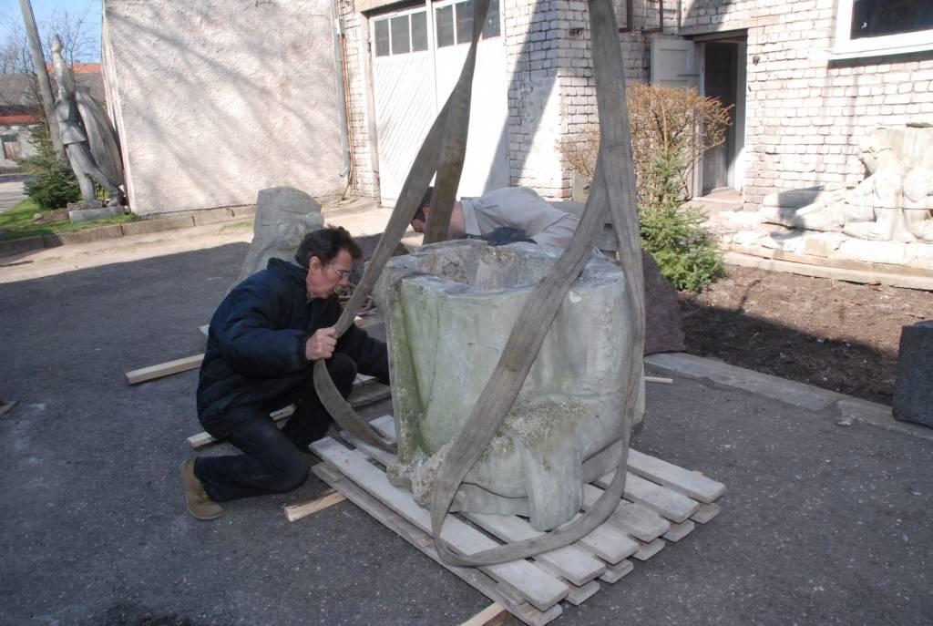 Ceturtdien divas daļas tēlnieka Kārļa Zāles veidotā pieminekļa meta 