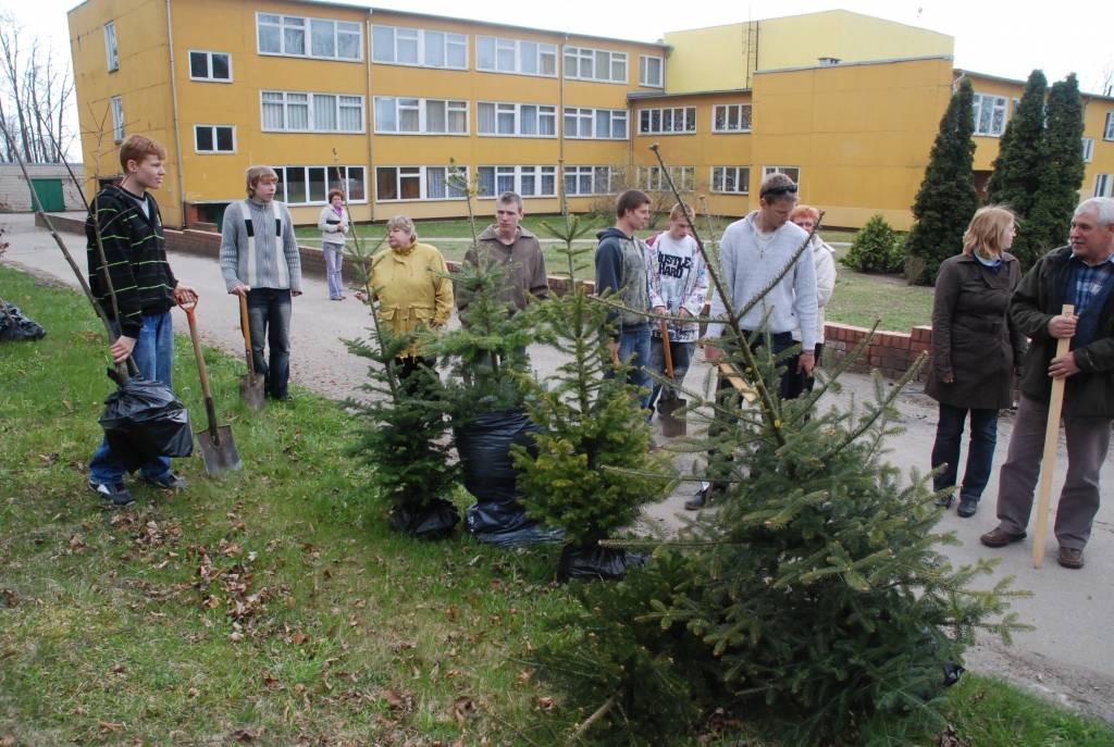 Piemiņai par Kapsēdes pamatskolā pavadīto laiku un papildinot Kapsēdes muižas parku, divdesmit jaunu kociņu parkā trešdien iestādīja vietējās pamatskolas izlaiduma klases audzēkņi.

Stādīšanai no kokaudzētavas “Īve” atvesti sarkano ozolu,...
Autors: Sarmīte Štrausa