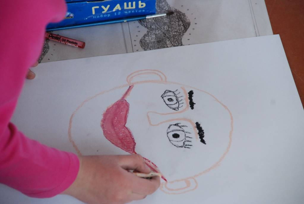 Pirmdien Pāvilostas vidusskolas zālē valdīja nopietns darbīgums. Ap simts 1. – 4. klašu audzēkņi gan uz grīdas, gan pie improvizētiem molbertiem darbojās ar guaša krāsām, zīmuļiem un krītiņiem. Ierosmei skanēja mākslinieka Jāņa Anmaņa...
Autors: Sarmīte Štrausa