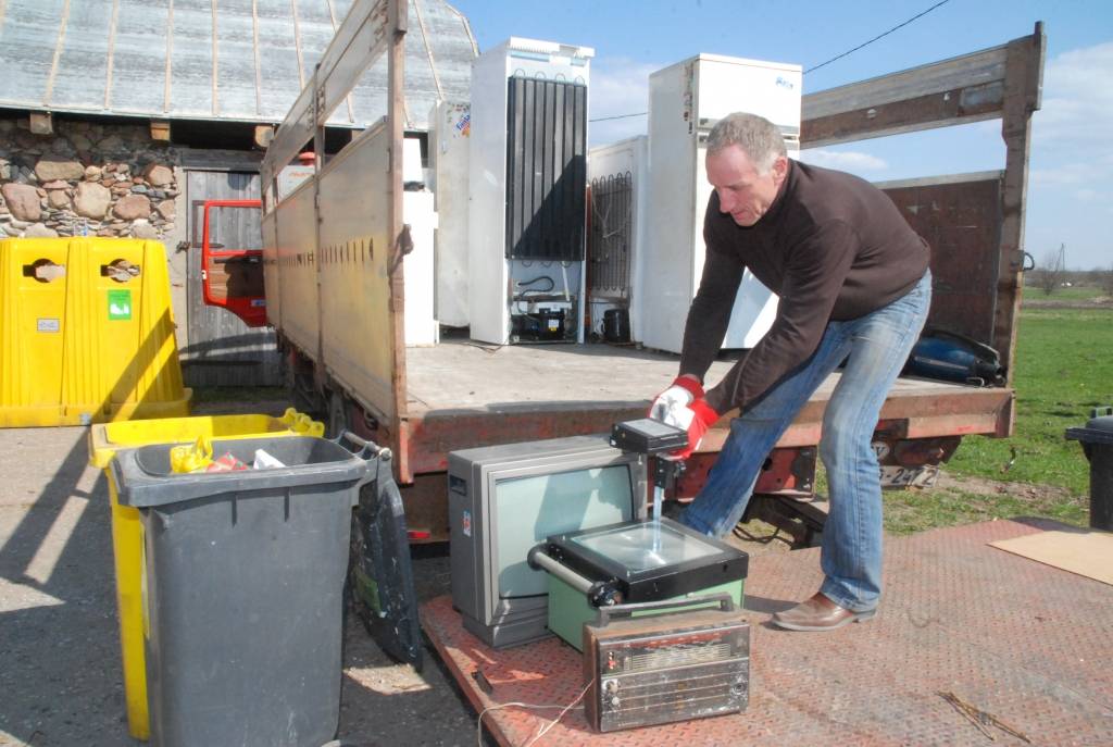 Nīcas pagastā piektdien iedzīvotājiem bija iespēja nodot šķirotus atkritumus, ko pēc tam aizgādāja SIA “Veronija” darbinieki. Nīcenieki varēja atbrīvoties no sadzīves tehnikas, nodot arī makulatūru, stiklu un plastmasu.

Aizputes...
Autors: Iluta Dreimane