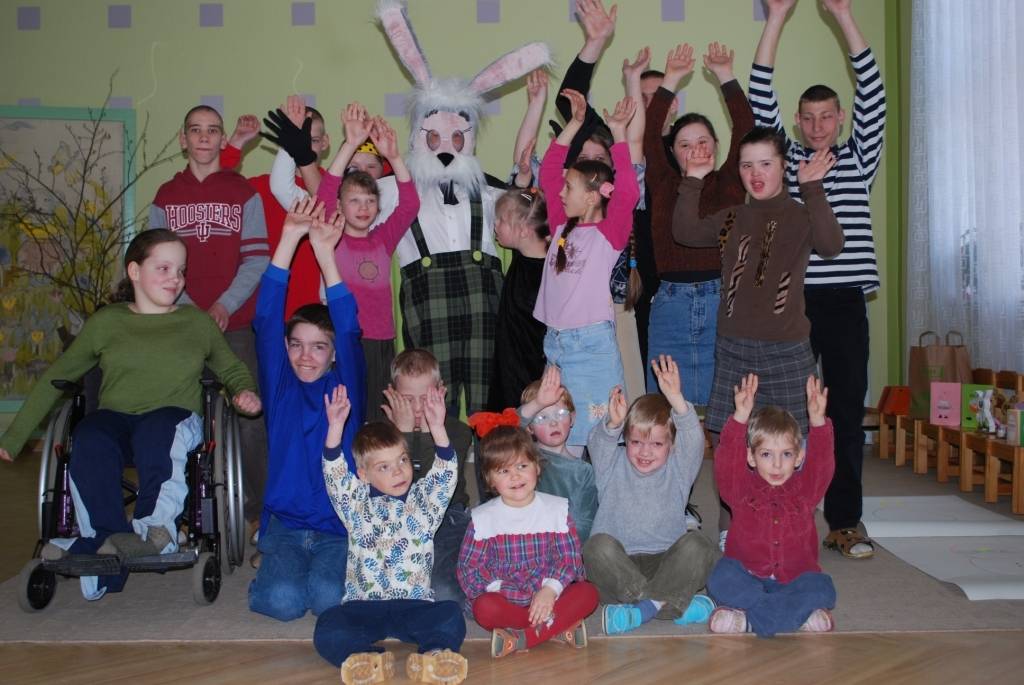 Trešdien Lieldienu pasākums notika Liepājas bērnu namā un sociālās aprūpes centrā 