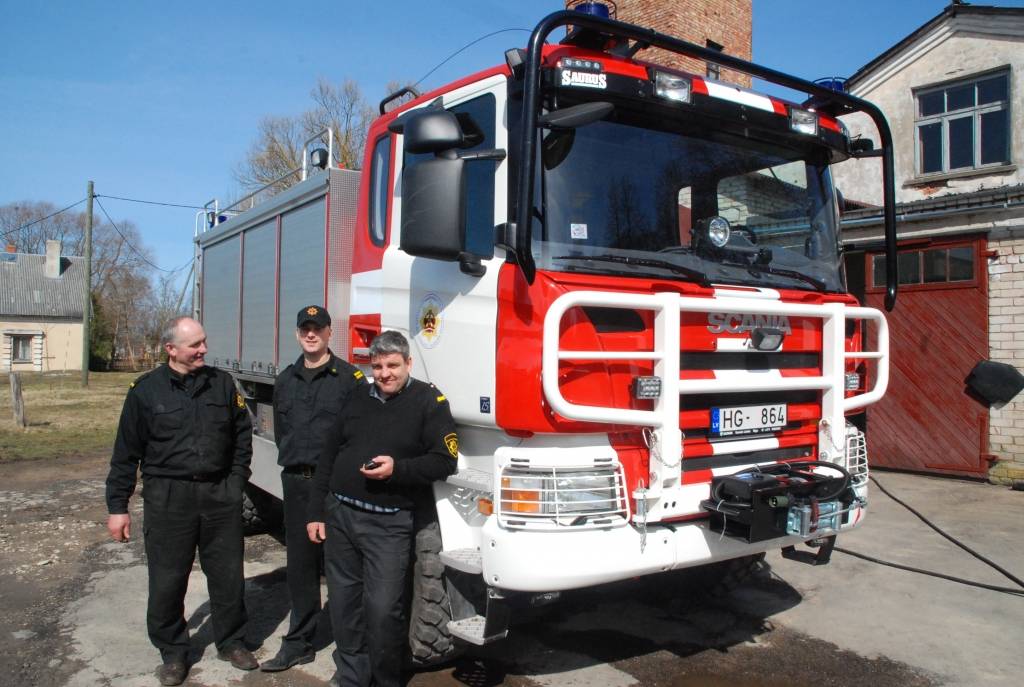 Valsts ugunsdzēsības un glābšanas dienesta priekšnieks ģenerālis Ainars Pencis ir turējis doto vārdu – pērn Priekules ugunsdzēsējiem par izcilo sniegumu, dzēšot degošo maizes ceptuvi, tika apsolīts jauns auto. Kopš 1. aprīļa priekulnieku...
Autors: Ilze Vainovska