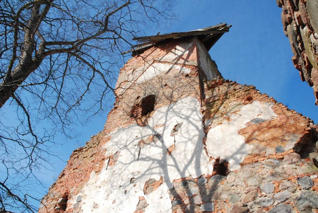 Pēc trim nedēļām mācītājs un arhitekts Martins Samms piedāvās “nopietnāku skici” un tad varēs sākt rēķināt ciparus, stāsta Gramzdas luterāņu draudzes priekšnieks Vaclavs Kadaģis. Tikmēr tagadējā baznīcā pie sienas ir dikti vienkāršs...
Autors: Ilze Vainovska