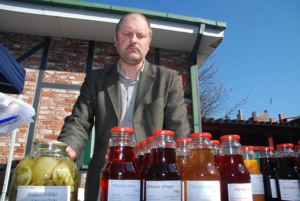 Sestdien, 4. aprīlī, Liepājā, viesnīcas “Europa City Amrita” pagalmā, notika tirgus, kurā zemnieki piedāvāja dārzeņus, sulas, medu, zaļumus. Apmeklētāji varēja nopirkt svaigas, kūpinātas un vītinātas zivis.  Varēja nopirkt arī keramikas...
Autors: Uldis Dobelis