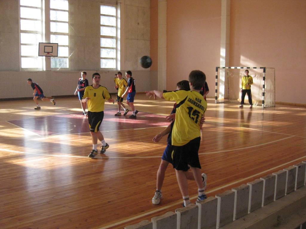 Fotogrāfijas no Vaiņodes puišu uzvaras Latvijas jaunatnes handbola čempionātā. Čempionāta pēdējā mačā vaiņodnieki sagrāva Rīgas komandu 