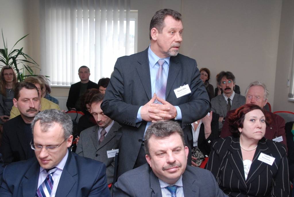 Liepājas rajona padomes priekšsēdētājs Aivars Šilis neskopojās ar pārmetumiem par valsts līdz šim neizdarīto, kad Kurzemes pašvaldību un slimnīcu pārstāvji otrdien Kuldīgas slimnīcā tikās ar nesen izveidotā valsts vienotā Neatliekamās...
Autors: Ilze Vainovska