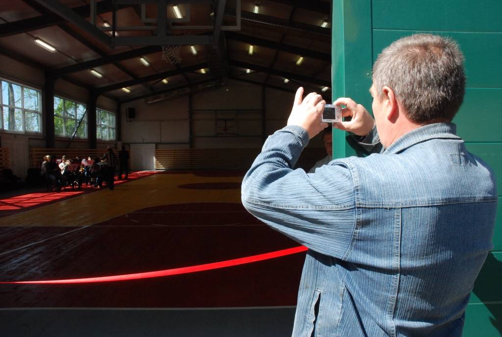 Piektdien, 29. maijā, ar pūtēju orķestra mūziku, lentas pārgriešanu, mācītāja svētības vārdiem, apsveikuma runām un dāvanām tika atklāta sporta halle pie Bunkas pagasta Krotes pamatskolas. 

Halles būvniecībā ieguldīti 240 tūkstoši Bunkas...
Autors: Anita Platace