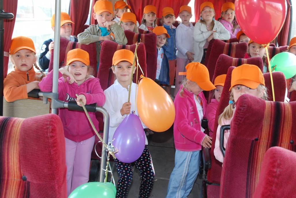 Ap divsimt dalībnieku no desmit pašvaldībām šodien, 21. maijā, pulcēja ikgadējais Liepājas rajona pasākums “Paliec sveiks, bērnudārzs!”, kas šogad notika Priekulē. 

Sporta hallē bērni piedalījās dažādās sporta atrakcijās, un arī...
Autors: Ilze Vainovska