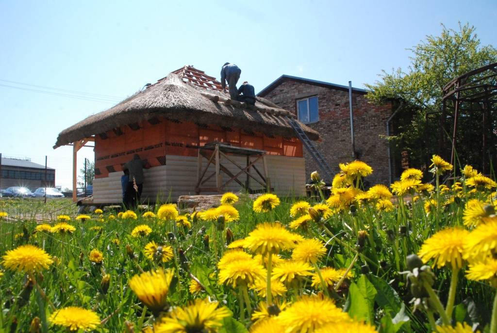 Zemnieku ielas galā, Aleksandra Orlova Skārdnieku darbnīcas sētā, uzņēmējs Vigo Kučinskis būvē pirts-saunas pirmo paraugu, lai praksē pārbaudītu materiālu kombinācijas, projekta izmaksas un citus ar ražošanu saistītas nianses. Visi...
Autors: Ilze Vainovska