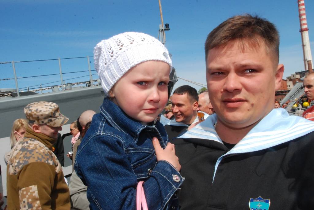 Pēc četru mēnešu prombūtnes ceturtdien, tieši pirms Ģimenes dienas, atgriezās Jūras spēku mīnu meklētājs “Tālivaldis” un 45 jūrnieki varēja atkal samīļot savus tuviniekus, tikties ar draugiem un paziņām. Kopš 9. janvāra “Tālivaldis”...
Autors: Ilze Vainovska