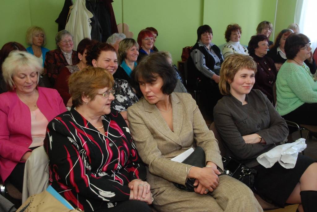 Liepājas rajona pašvaldību bibliotekāri trešdien Grobiņā notikušajā seminārā iepazinās ar Grobiņas pagasta bibliotekāres pieredzi, strādājot bibliobusā, un apsprieda iespējas darbam jaunizveidotajos novados. 

Ar jaunumiem sadarbībā...
Autors: Sarmīte Štrausa