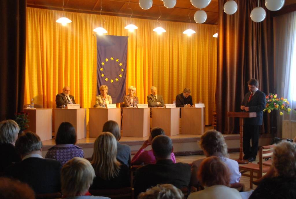 Tikpat svarīgi, cik izraudzīt īstos pārstāvjus novadu pašvaldībām, ir arī zināt to, kuri pārstāvēs Latviju Eiropas Parlamentā. To pirmdien Liepājas rajona Pieaugušo izglītības centra organizētajā paneļdiskusijā uzsvēra Eiropas Parlamenta...
Autors: Sarmīte Štrausa